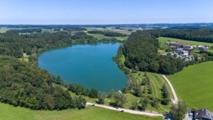 Am Südufer des Höllerersees sind nur noch wenige Pkw-Parkplätze geblieben.
