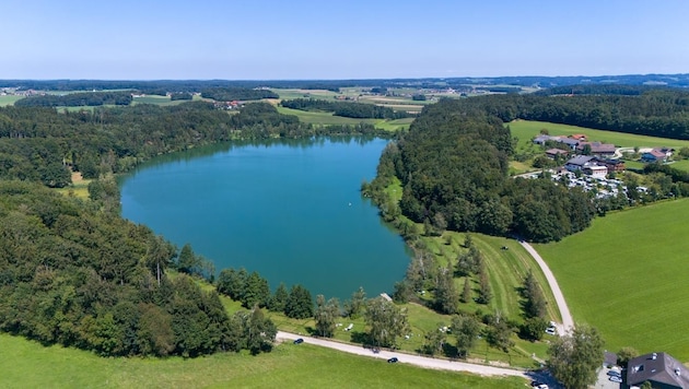 Am Südufer des Höllerersees sind nur noch wenige Pkw-Parkplätze geblieben. (Bild: Scharinger Daniel)