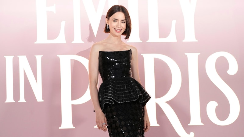 Lily Collins sorgte für viel Glamour bei der Premiere der 4. Staffel von „Emily In Paris“. (Bild: APA/Jordan Strauss/Invision/AP)