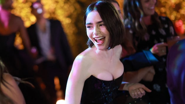 Lily Collins enchanted in a glittery-glamorous look at the premiere of the 4th season of "Emily In Paris". (Bild: APA/Getty Images via AFP/GETTY IMAGES/Matt Winkelmeyer)