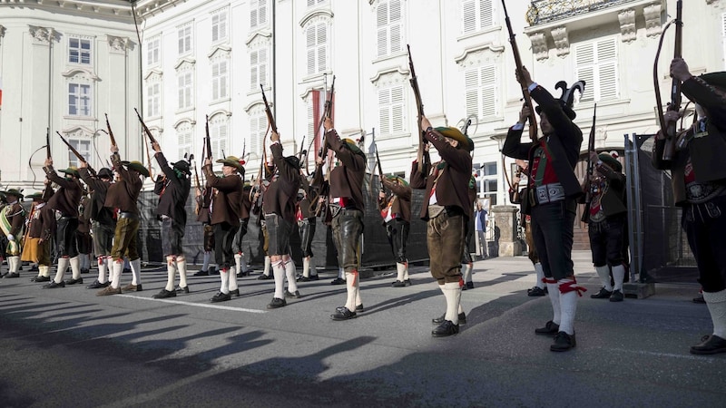 Ehrensalve beim Landesüblichen Empfang vor der Kaiserlichen Hofburg zu Innsbruck. (Bild: Land Tirol/Sedlak)