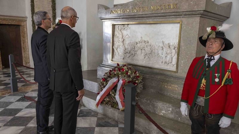 Kranzniederlegung am Andreas-Hofer-Grabmal in der Hofkirche. (Bild: Land Tirol/Sedlak)