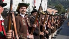 Landesüblicher Empfang mit den Schützenkompanien Längenfeld und St. Martin in Passeier, der Musikkapelle Fiss sowie Fahnenabordnungen der Traditionsverbände. (Bild: Land Tirol/Sedlak)