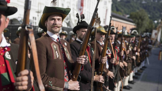 Landesüblicher Empfang mit den Schützenkompanien Längenfeld und St. Martin in Passeier, der Musikkapelle Fiss sowie Fahnenabordnungen der Traditionsverbände. (Bild: Land Tirol/Sedlak)