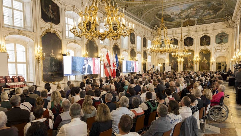 Im Riesensaal der Innsbrucker Hofburg zeichneten Tirol und Südtirol Bürger mit besonderen Verdiensten aus. (Bild: Land Tirol/Sedlak)