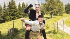 Mit dabei in Staffel 3 von „Forsthaus Rampensau“ ist „Wildsau“ Lydia Kelovitz mit „Bauer sucht Frau“-Star Johannes Höfinger. (Bild: ATV_Bernhard Eder )