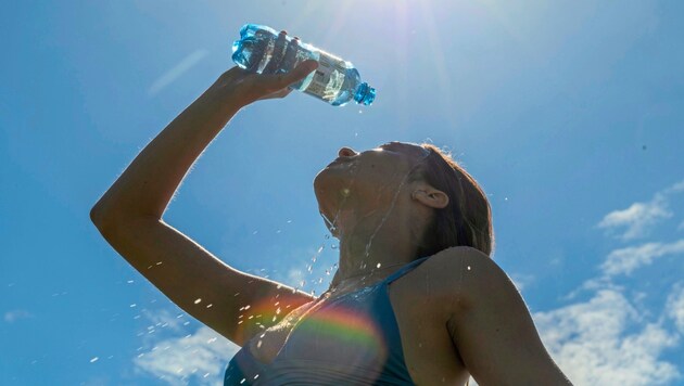 Wasser, Wasser, Wasser, aber auch nicht auf die Kopfbedeckung bei diesem Wetter vergessen. (Bild: Brenek Malena)