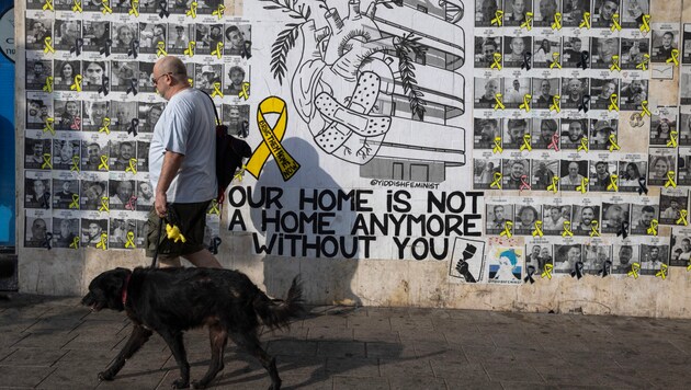 The hostages are remembered in Tel Aviv. (Bild: APA/AFP/Oren ZIV)