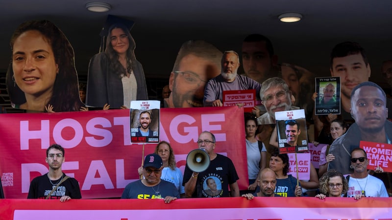 Relatives and supporters hold photos of Israeli hostages during a protest. (Bild: ASSOCIATED PRESS)