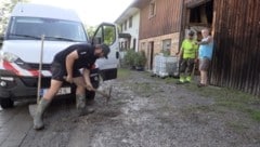 Mitarbeiter der Wasserwerke begannen umgehend mit den Reparaturarbeiten.  (Bild: Maurice Shourot)