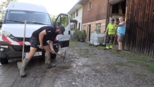 Mitarbeiter der Wasserwerke begannen umgehend mit den Reparaturarbeiten. 