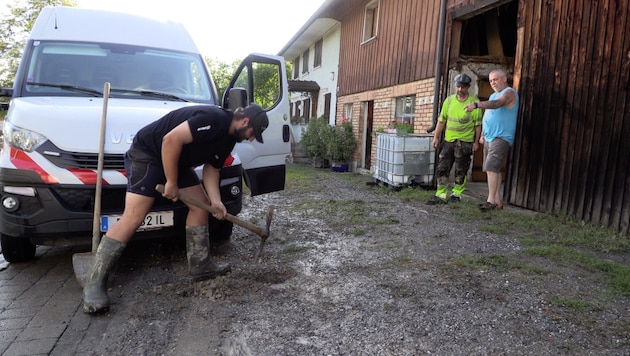 Mitarbeiter der Wasserwerke begannen umgehend mit den Reparaturarbeiten.  (Bild: Maurice Shourot)