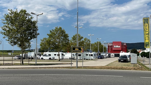 The caravan convoy in the parking lot in front of the former Kika furniture store in Eisenstadt. (Bild: Philipp Wagner)