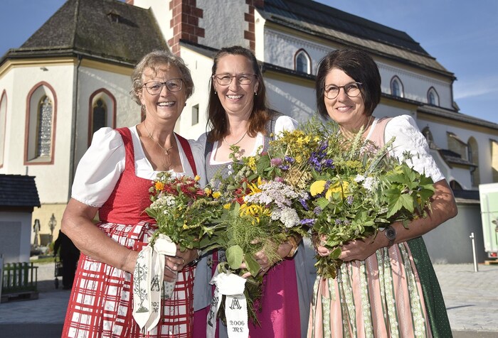 Christine, Martina and Martha had their herb bushes blessed in Mariapfarr