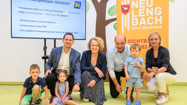 Neulengbachs Bürgermeister Jürgen Rummel, Landesrätin Christiane Teschl-Hofmeister, NÖ-Gemeindebundpräsident Johannes Pressl, Bildungs-Stadträtin Maria Rigler mit Sebastian, Carolin und Alexej. (Bild: NLK Burchhart)