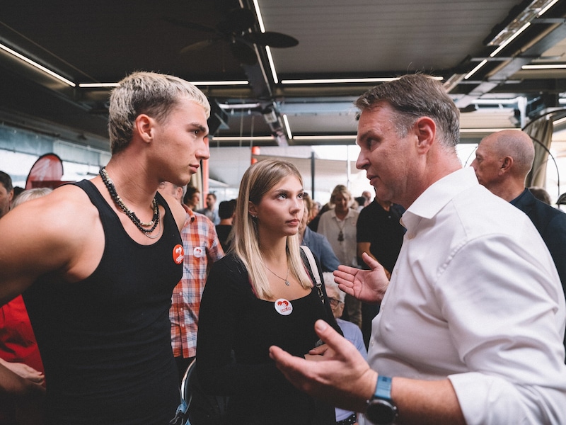 Babler auf seiner Sommertour im Gespräch mit jungen Menschen (Bild: SPÖ)