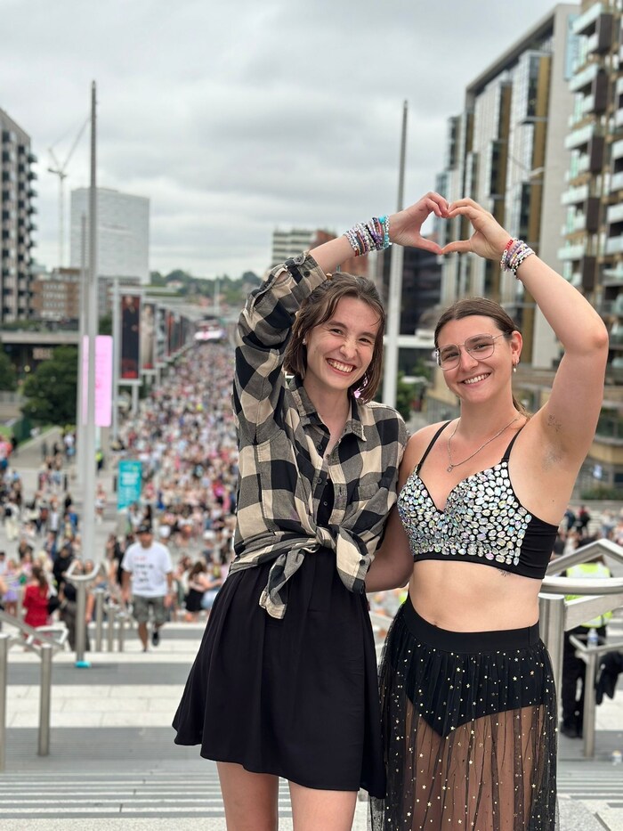 Fans aus Österreich: Sarah (23, li.) aus Petzenkirchen und Lea (22) aus Wien