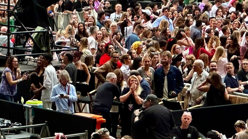 Huge cheers when Taylor's parents enter the stadium - mom Andrea (bottom center) is especially popular in the fan community. (Bild: privat)