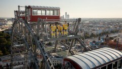 Dominique Heinrich, Mario Fischer und Dominic Hackl (v. li.) auf dem Riesenrad. (Bild: spusu Vienna Capitals)