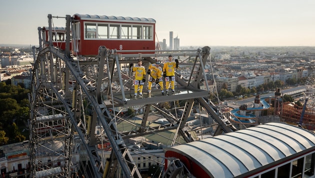 Dominique Heinrich, Mario Fischer and Dominic Hackl (from left) on the Ferris wheel. (Bild: spusu Vienna Capitals)