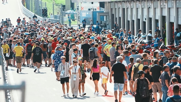 Zehntausende Motorsportfans sind aktuell bei der MotoGP in Spielberg, viele davon auf den ...