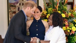 Prinz Harry und seine Frau Meghan begrüßen die kolumbianische Vizepräsidentin Francia Marquez. (Bild: APA/AFP/Colombian Vice-Presidency/Handout)