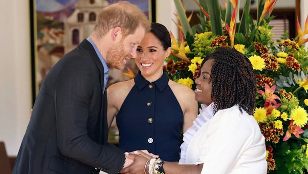 Prinz Harry und seine Frau Meghan begrüßen die kolumbianische Vizepräsidentin Francia Marquez. (Bild: APA/AFP/Colombian Vice-Presidency/Handout)