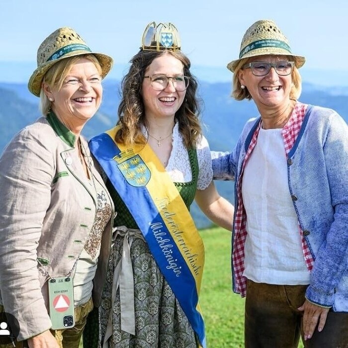 Ministerin Tanner (links) und Landeshauptfrau Mikl-Leitner (rechts) mit der ...