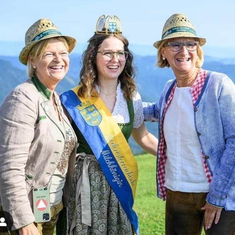 Minister Tanner (left) and Governor Mikl-Leitner (right) with the Lower Austrian Milk Queen (center) (Bild: Screenshot/Instagram)