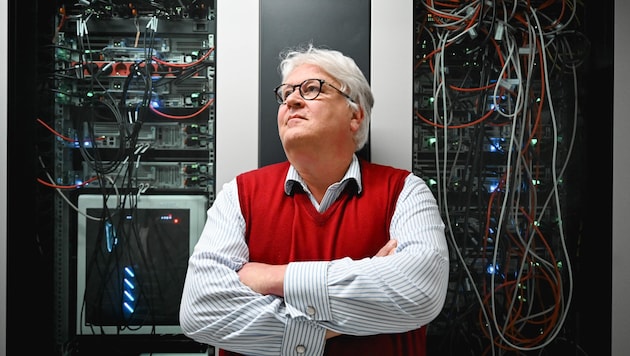 Hochreiter in his realm - the Laboratory for Artificial Intelligence at the Institute of Technology at Kepler University in Linz (Bild: Wenzel Markus)