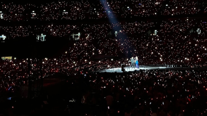 Ed Sheeran and Taylor Swift on stage together (Bild: privat)