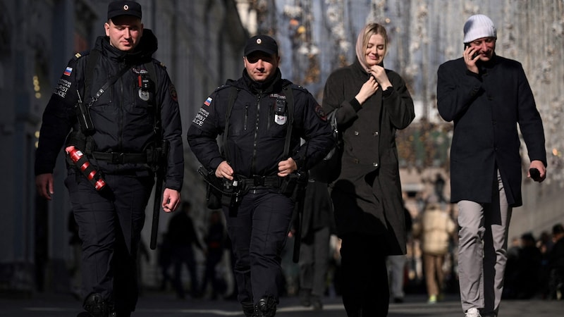 Auf Patrouille in Moskau (Bild: APA/AFP/Natalia KOLESNIKOVA)