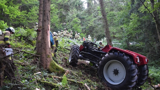 The driver crashed the tractor over a slope. (Bild: Freiwillige Feuerwehr Abtenau)