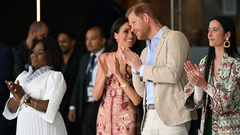 Meghan und Harry waren beim Besuch des Kulturzentrums gut gelaunt und in Turtellaune. (Bild: APA/AFP/RAUL ARBOLEDA)