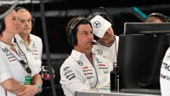 Toto Wolff (Mitte) kann für Andrea Kimi Antonelli der Schlüssel zum Erfolg sein, ist sich Günther Steiner sicher.  (Bild: AP ( via APA) Austria Presse Agentur/ASSOCIATED PRESS)