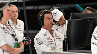 Toto Wolff (Mitte) kann für Andrea Kimi Antonelli der Schlüssel zum Erfolg sein, ist sich Günther Steiner sicher.  (Bild: AP ( via APA) Austria Presse Agentur/ASSOCIATED PRESS)