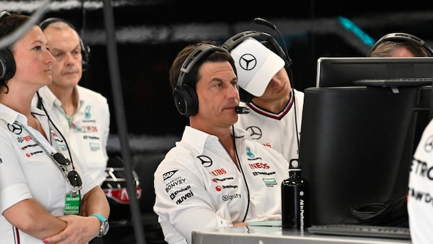 Toto Wolff (Mitte) kann für Andrea Kimi Antonelli der Schlüssel zum Erfolg sein, ist sich Günther Steiner sicher.  (Bild: AP ( via APA) Austria Presse Agentur/ASSOCIATED PRESS)