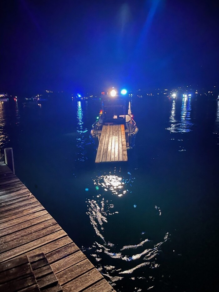 Auch große Floßteile trieben auf dem See.
