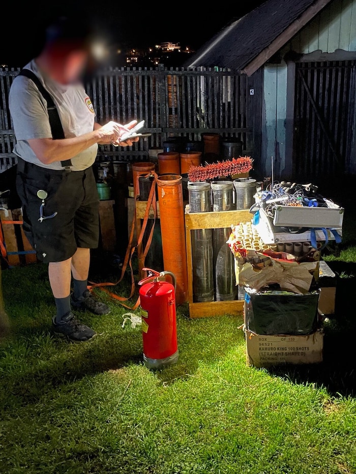 Die eingesammelten Feuerwerkskörper und Abschussrohre.