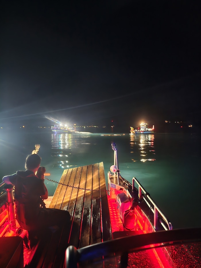 Mehrere Boote waren bei der Bergungsaktion beteiligt.