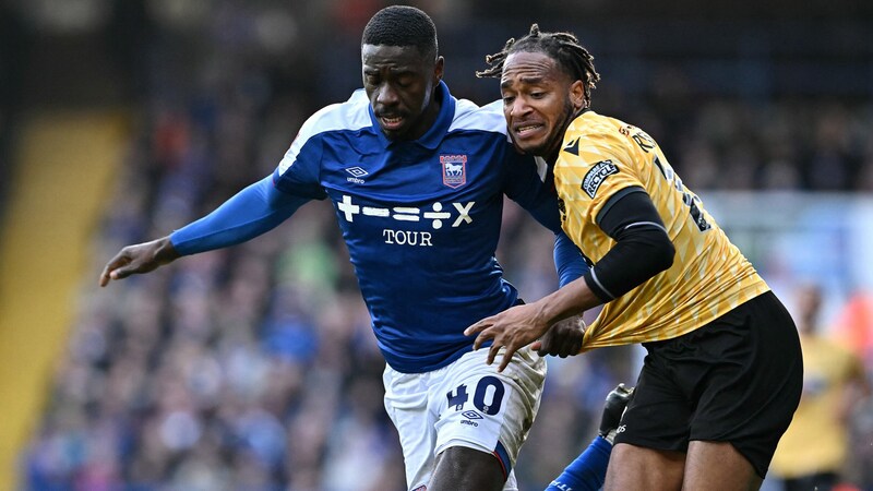 Ed Sheeran ist seit 2021 Trikotsponsor von Ipswich Town (li.). (Bild: APA/AFP/Ben Stansall)