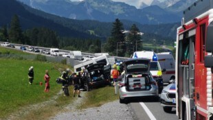 Der Unfall sorgte für einen Großeinsatz und Stau. (Bild: FF Heiterwang, Krone KREATIV)