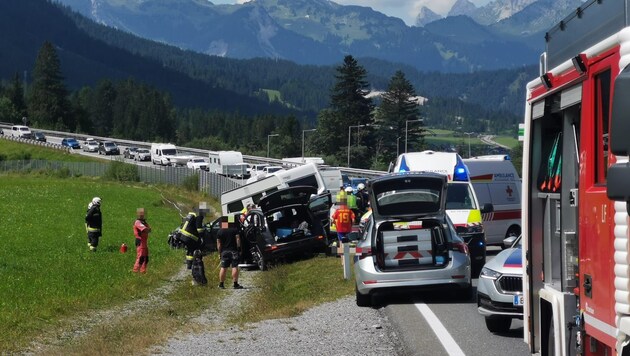 The accident caused a major incident and a traffic jam. (Bild: FF Heiterwang, Krone KREATIV)