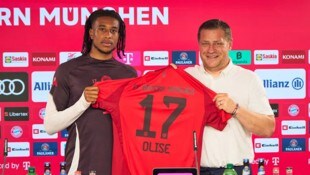 Bayern-Boss Max Eberl ist glücklich über den Transfer von Michael Olise (li.) 