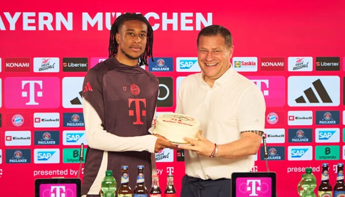 Sportvorstand Max Eberl (re.) gratulierte Michael Olise zum Gewinn der Silbermedaille bei den Olympischen Spielen in Paris.