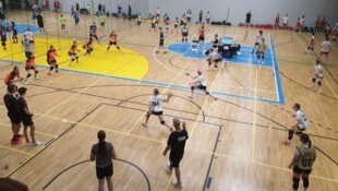 1600 Aktive aus aller Welt kämpfen bei der Dodgeball-WM im Sportpark um Medaillen.