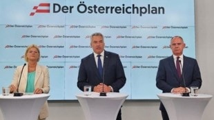 Verteidigungsministerin Klaudia Tanner mit Bundeskanzler Karl Nehammer und Innenminister Gerhard Karner (alle ÖVP) am Freitag bei der gemeinsamen Pressekonferenz zu den Themen innere und äußere Sicherheit. (Bild: Petja Mladenova)