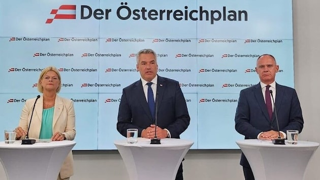 Verteidigungsministerin Klaudia Tanner mit Bundeskanzler Karl Nehammer und Innenminister Gerhard Karner (alle ÖVP) am Freitag bei der gemeinsamen Pressekonferenz zu den Themen innere und äußere Sicherheit. (Bild: Petja Mladenova)