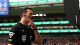 Schiedsrichter in der Premier League sehen sich mit einer neuen Regelung konfrontiert.