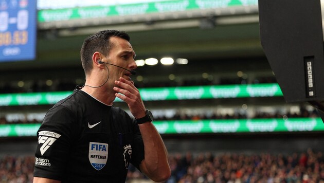 Referees in the Premier League are confronted with a new regulation. (Bild: AFP/APA/Adrian DENNIS)